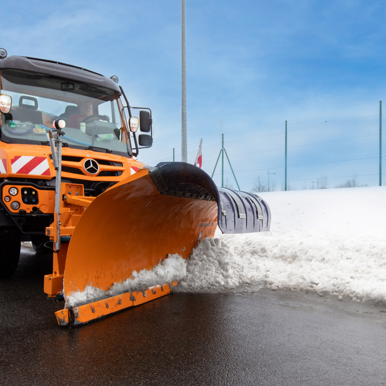 Een machine die een weg sneeuwvrij maakt