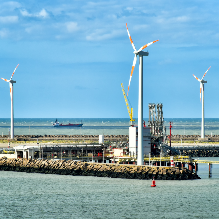 Een haven met windmolens