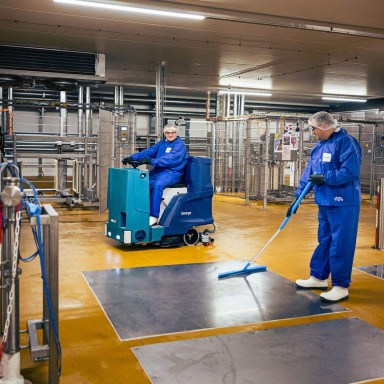 Personen maken een faciliteit schoon in de voedingsindustrie