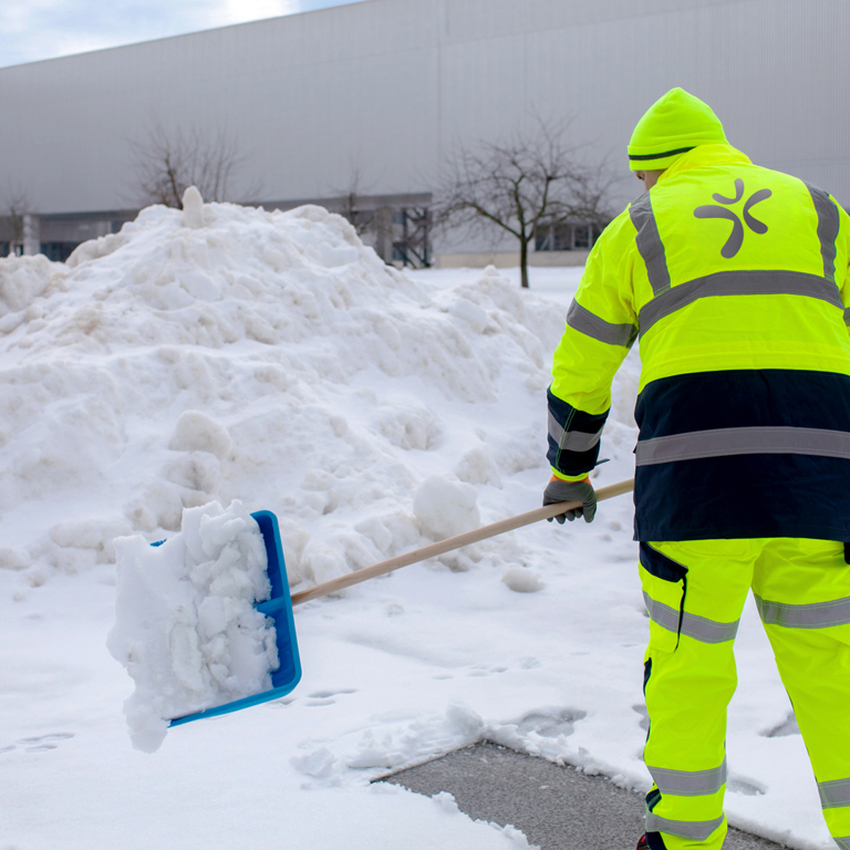 Een persoon die sneeuw ruimt