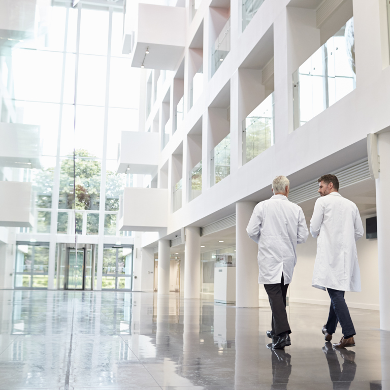 Personen lopen door een schoon gebouw