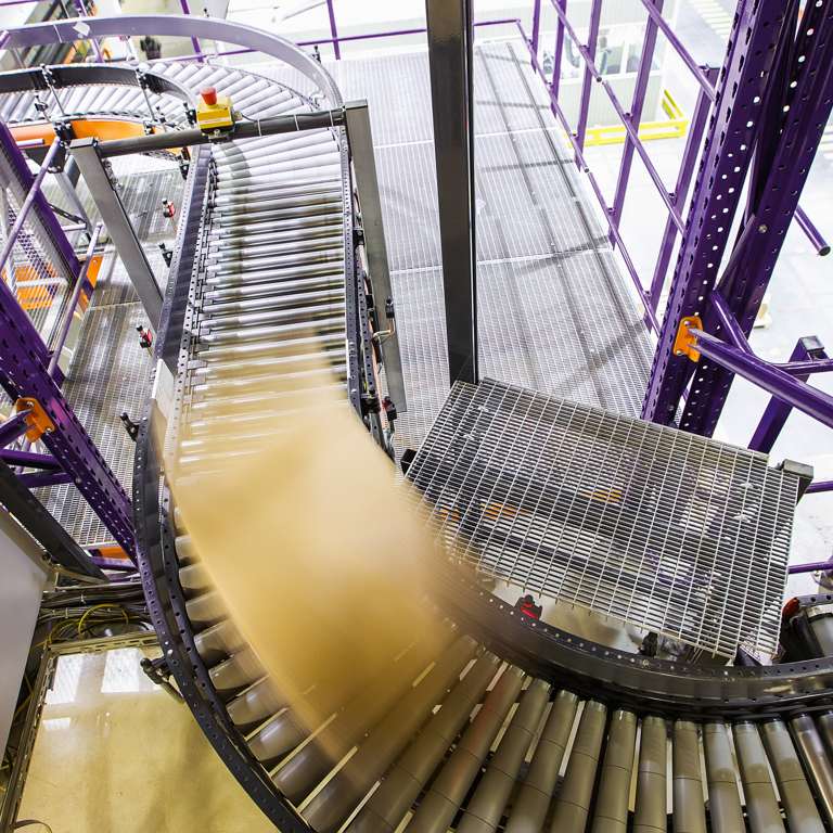 Een lopende band in een fabriek