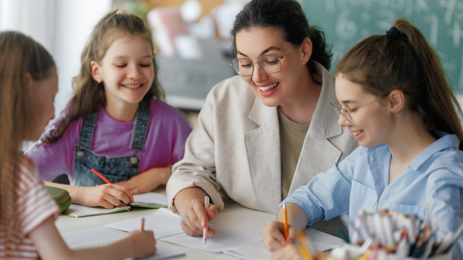 Scholieren en een leerkracht in het primair onderwijs