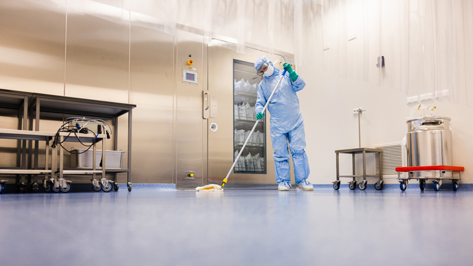 Een persoon maakt schoon in een cleanroomomgeving